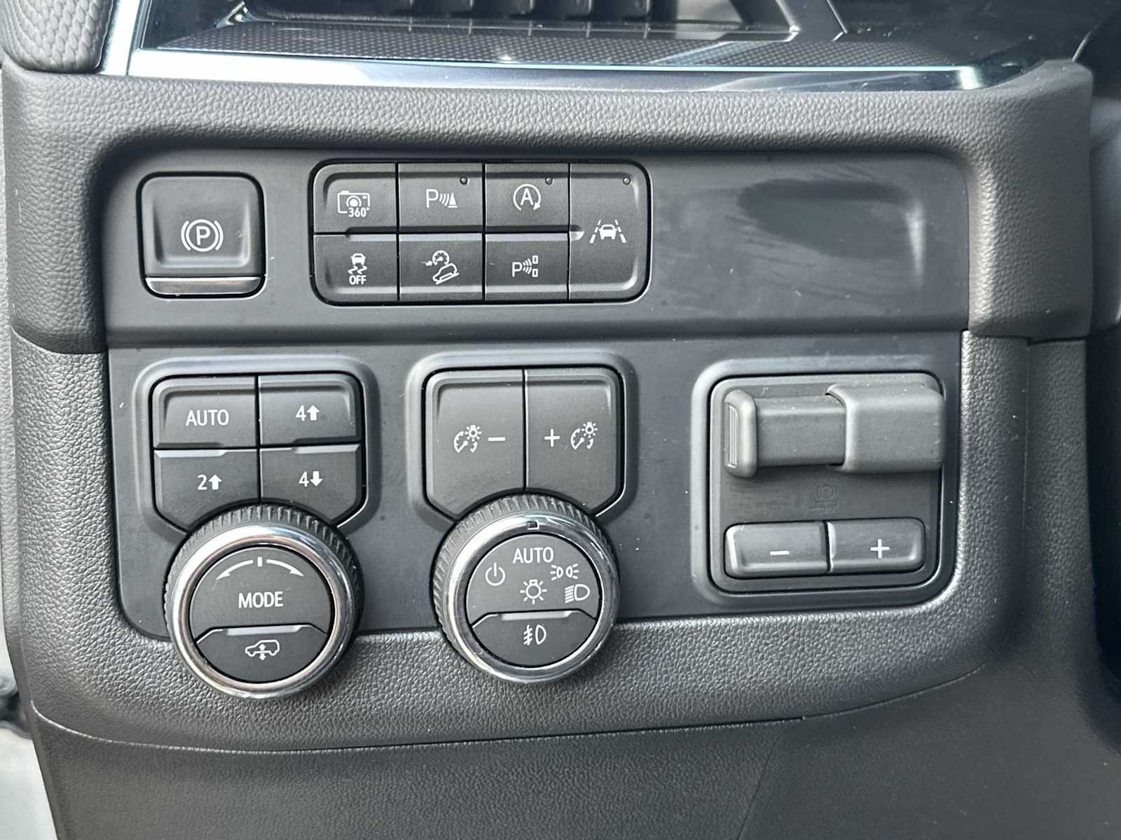Certified 2025 Chevrolet Suburban RST w/ Advanced Technology Package AWD/4WD image 18