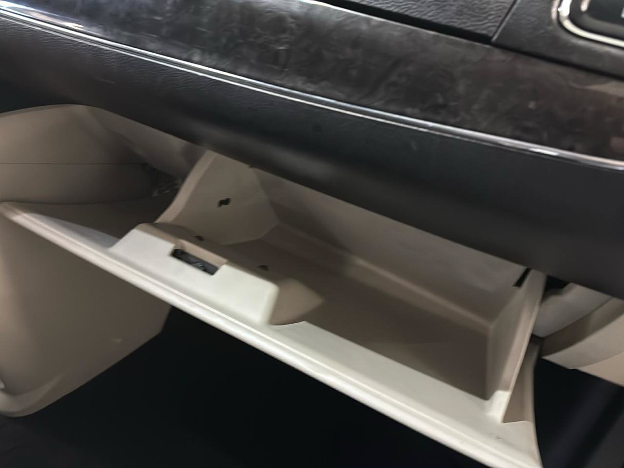 Used 2015 Chrysler Town & Country Touring FWD image 55