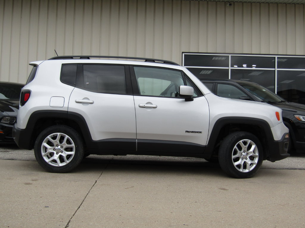 Used 2017 Jeep Renegade Latitude w/ Cold Weather Group AWD/4WD image 2