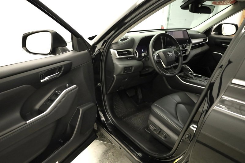 Used 2023 Toyota Highlander XLE image 9