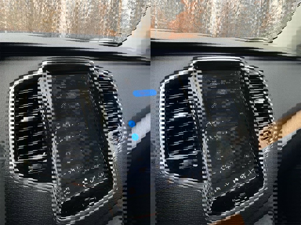 Certified 2025 Volvo XC90 B6 Plus image 22