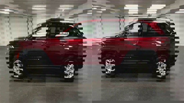 Used 2023 Jeep Grand Cherokee Laredo image 36