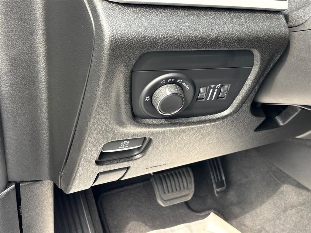 Used 2023 Jeep Grand Cherokee Altitude AWD/4WD image 9