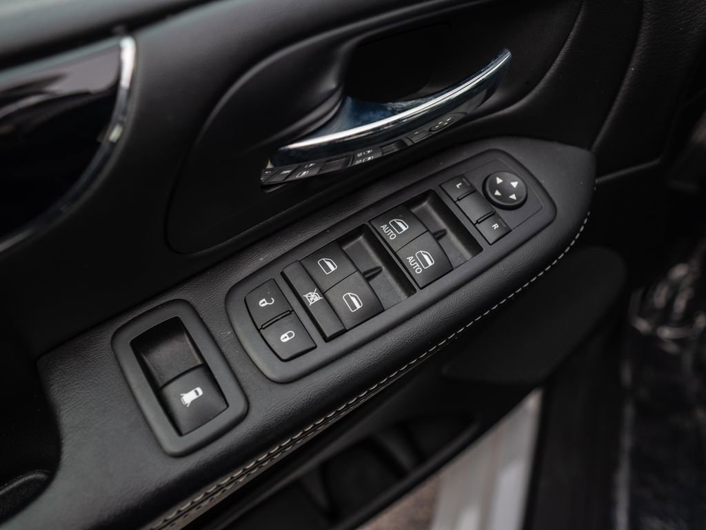 Used 2016 Dodge Grand Caravan SXT image 25