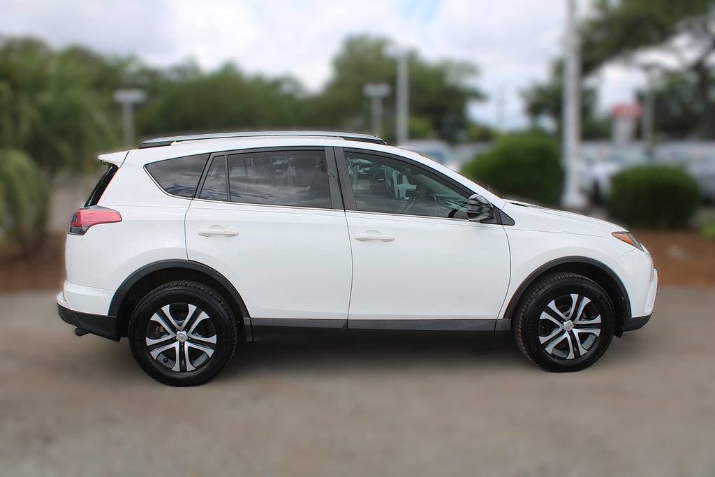 Used 2018 Toyota RAV4 LE FWD image 5