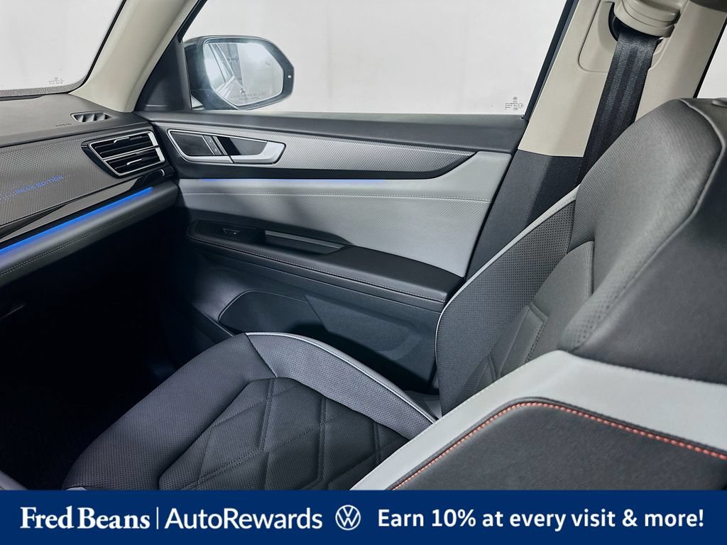 Used 2025 Volkswagen Atlas Peak Edition SE AWD/4WD image 28