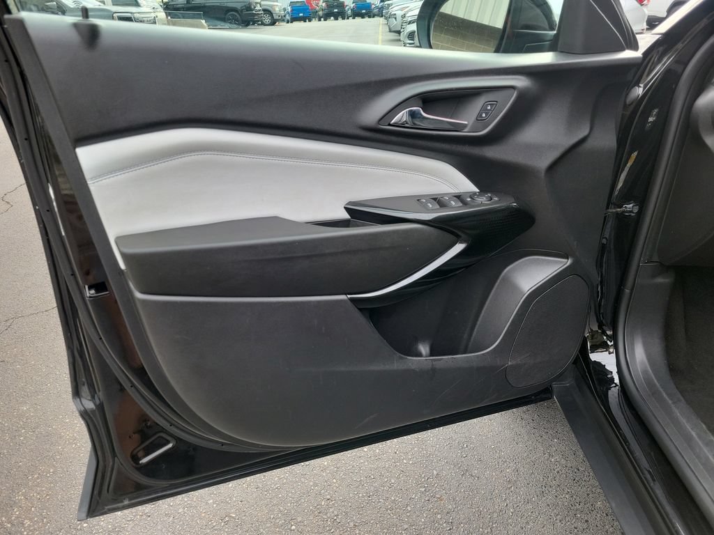 Used 2025 Chevrolet Trax LT FWD image 22