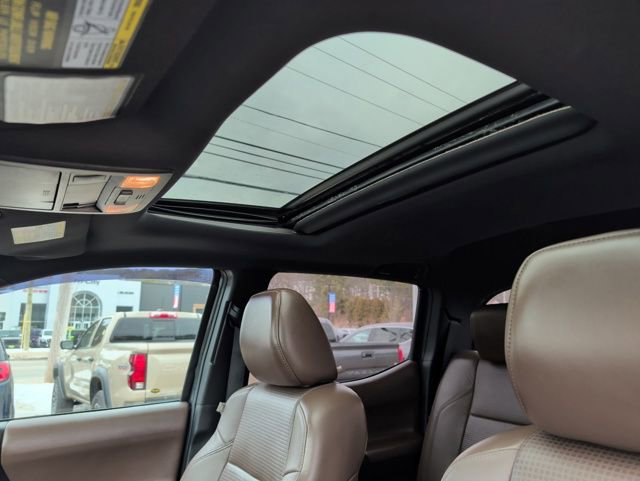 Used 2016 Toyota Tacoma Limited w/ Towing Package image 28