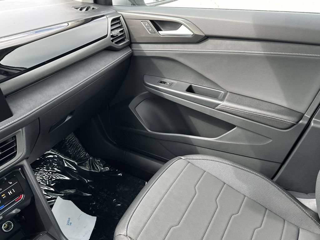 New 2025 Volkswagen Taos SE FWD image 24
