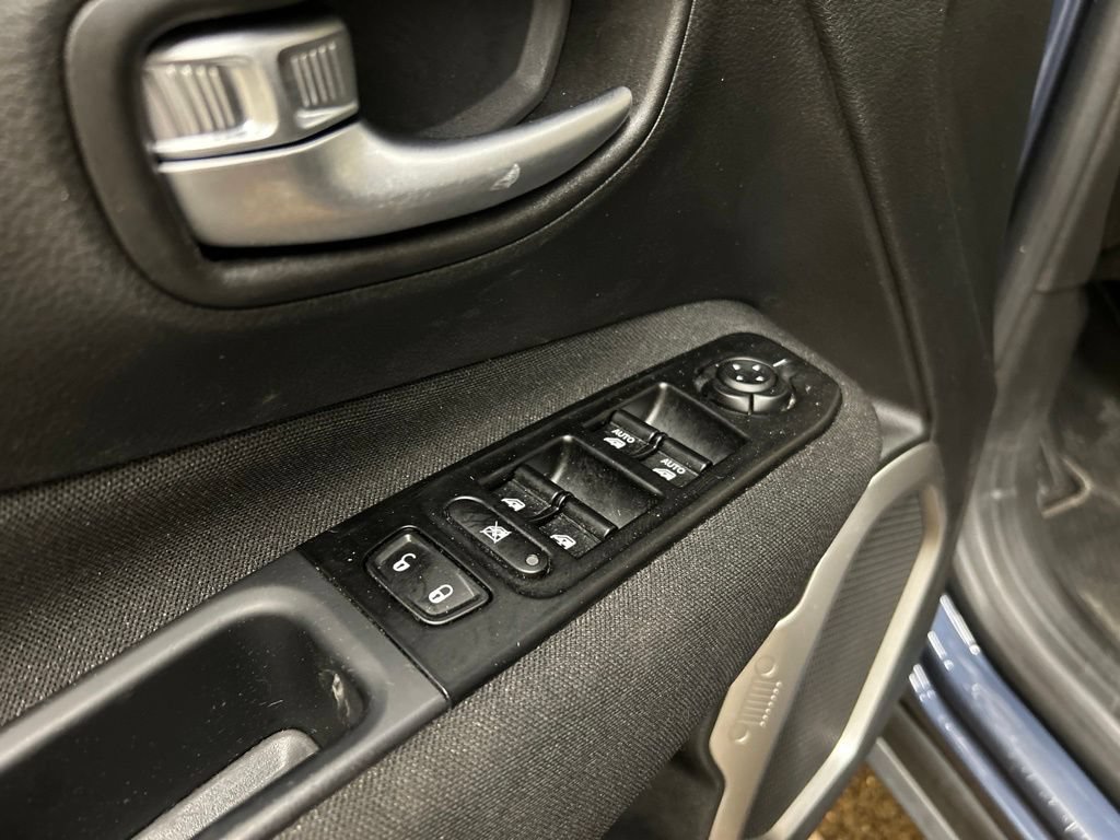 Used 2021 Jeep Renegade Latitude AWD/4WD image 27