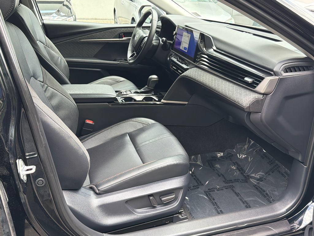Used 2025 Toyota Camry XLE AWD/4WD image 9