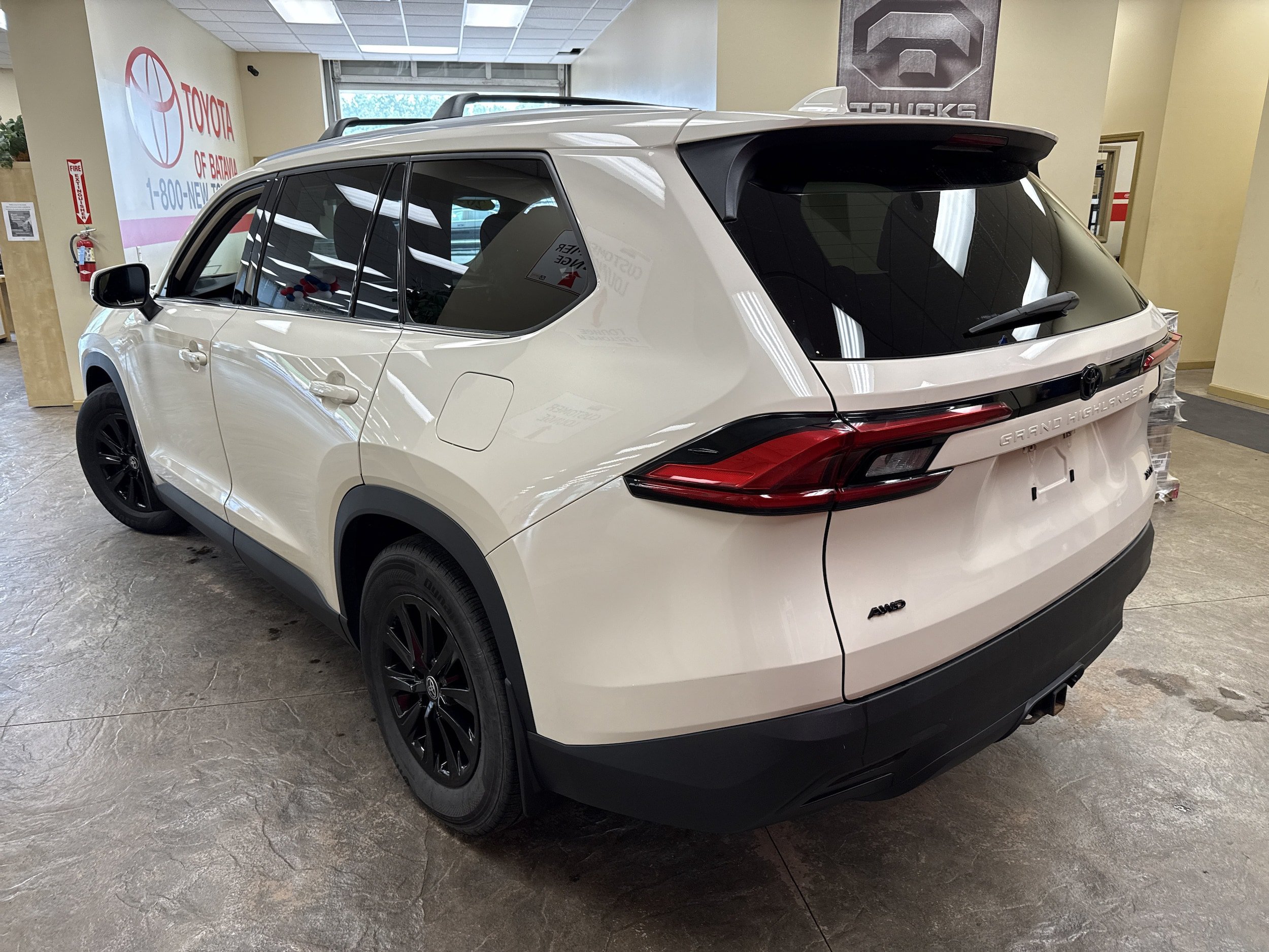 Used 2024 Toyota Grand Highlander AWD image 12