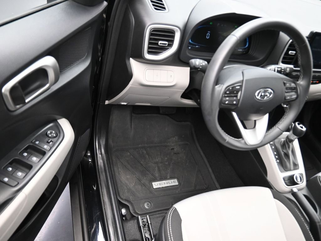 Used 2025 Hyundai Venue SEL image 12