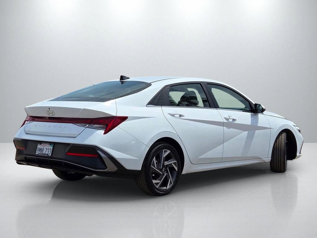 Used 2024 Hyundai Elantra SEL w/ Convenience Package FWD image 4