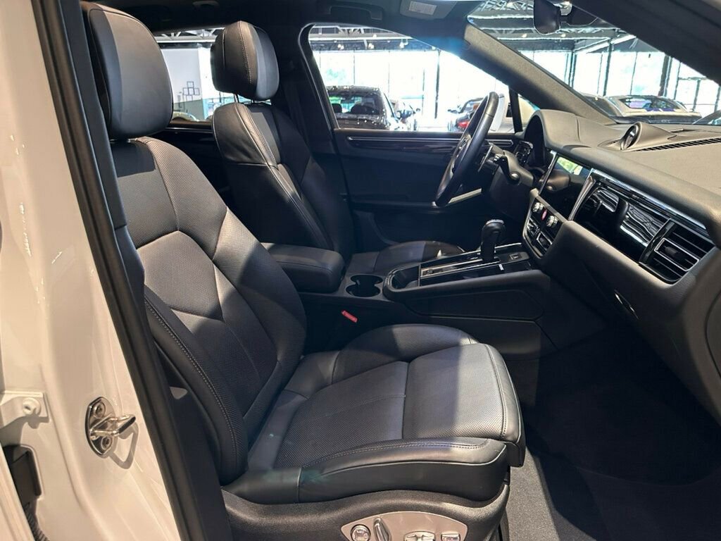 Used 2025 Porsche Macan AWD/4WD image 32