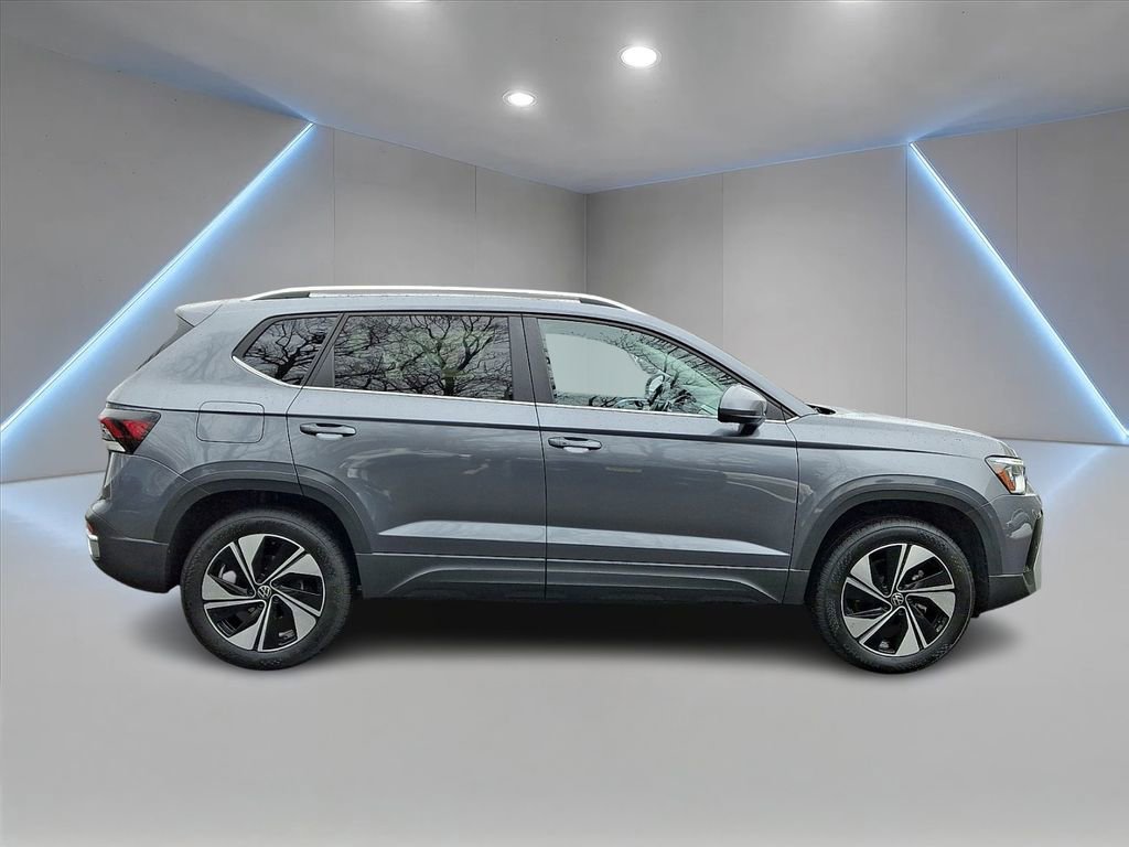 Certified 2025 Volkswagen Taos SE w/ Panoramic Sunroof Package AWD/4WD image 4