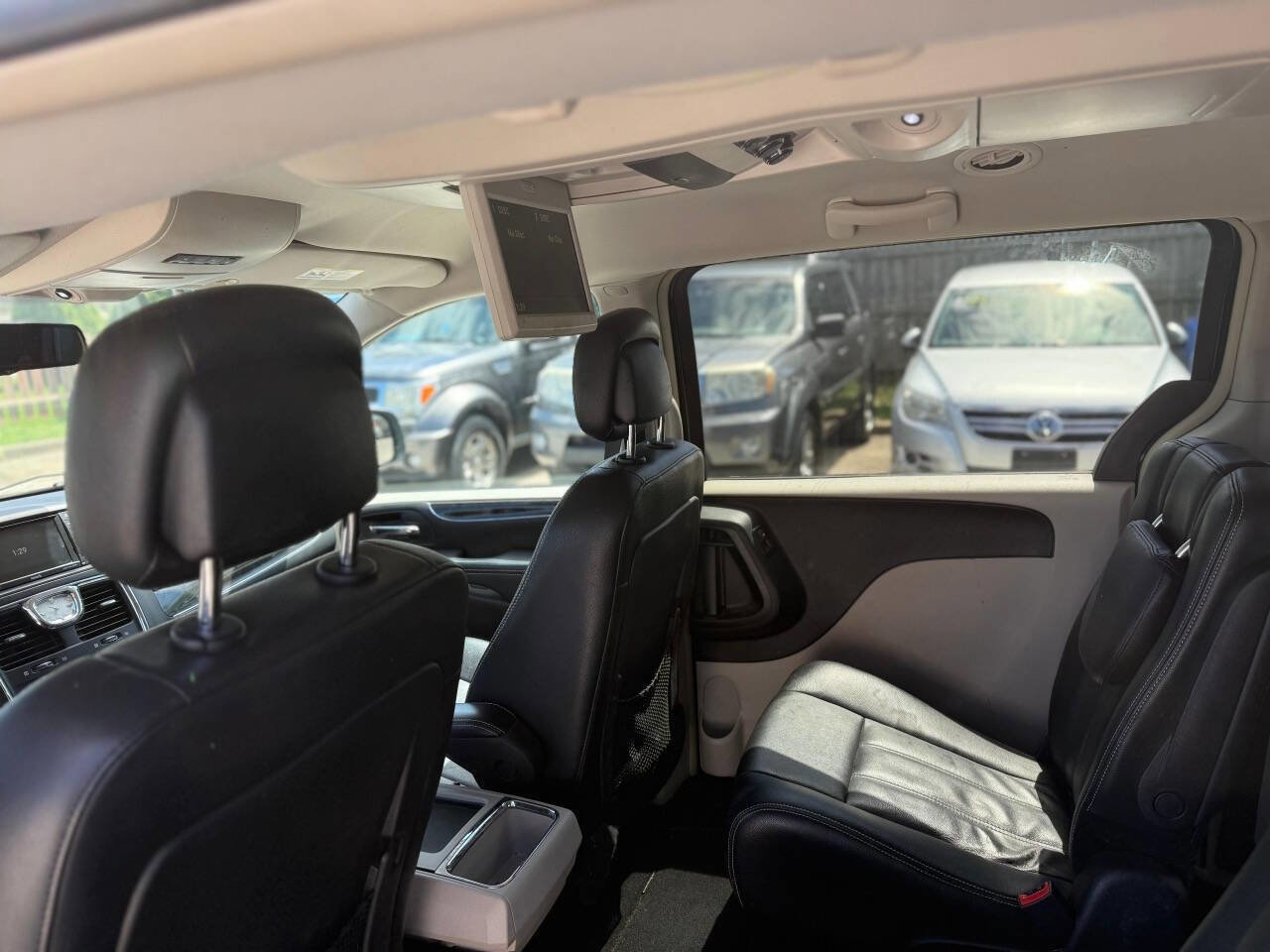 Used 2014 Chrysler Town & Country Touring FWD image 10