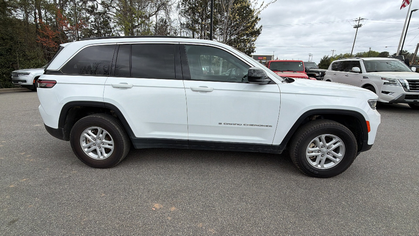 Certified 2024 Jeep Grand Cherokee Laredo AWD/4WD image 7