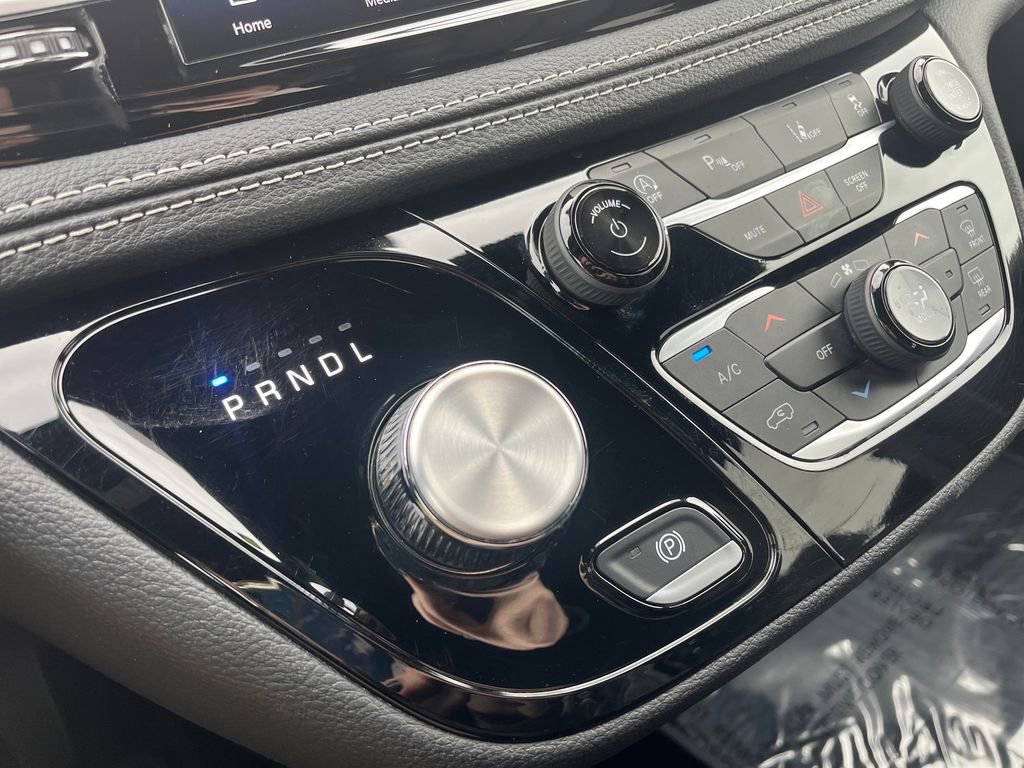 Used 2025 Chrysler Pacifica Select image 25