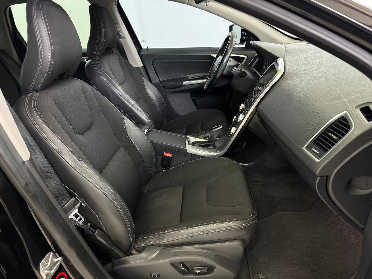 Used 2017 Volvo XC60 T5 w/ Tailgate Package image 40