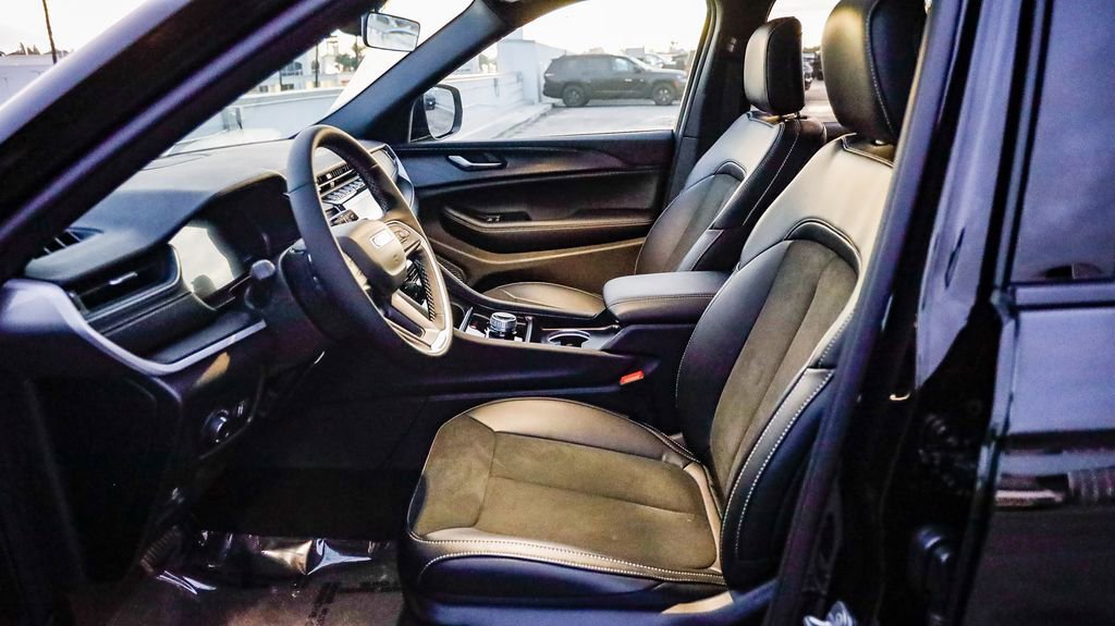 New 2025 Jeep Grand Cherokee L Altitude image 19