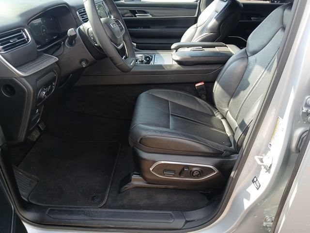 Used 2024 Jeep Wagoneer L Series II w/ Flexible Seating Group AWD/4WD image 36