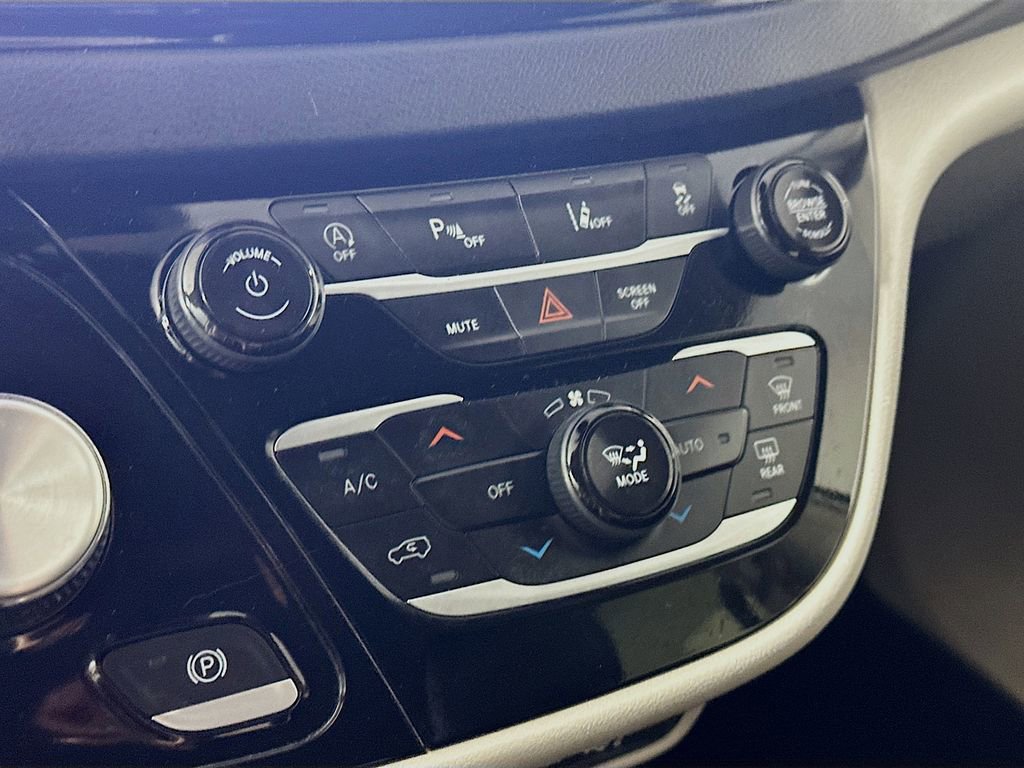 Used 2024 Chrysler Pacifica Touring-L image 18