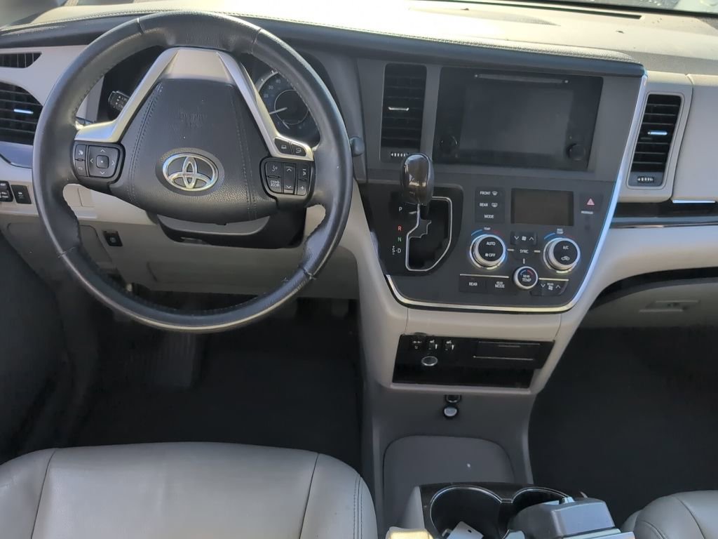 Used 2017 Toyota Sienna XLE image 7