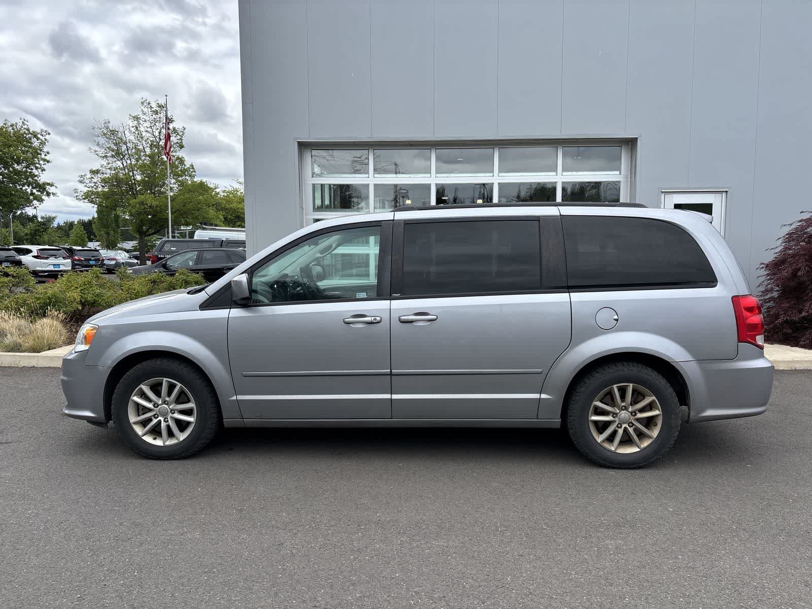 Used 2014 Dodge Grand Caravan SXT FWD image 2