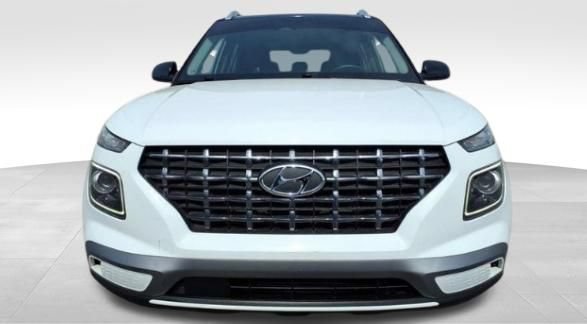 Used 2024 Hyundai Venue Limited FWD image 2