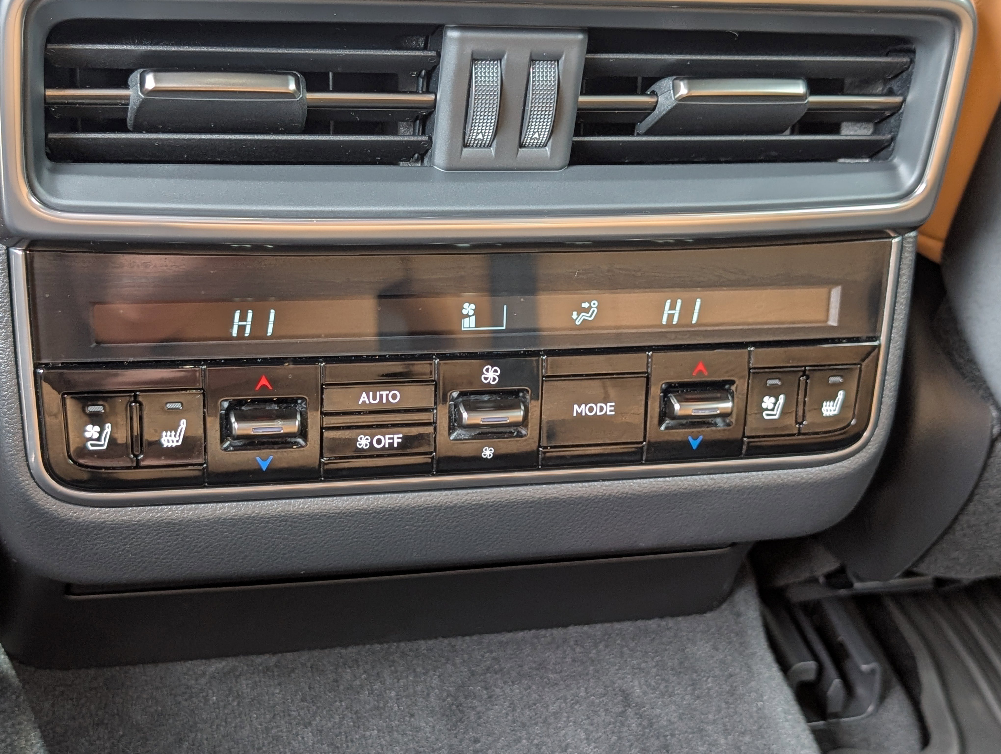 Used 2024 Lexus LX 600 4WD w/ Appearance Package image 17