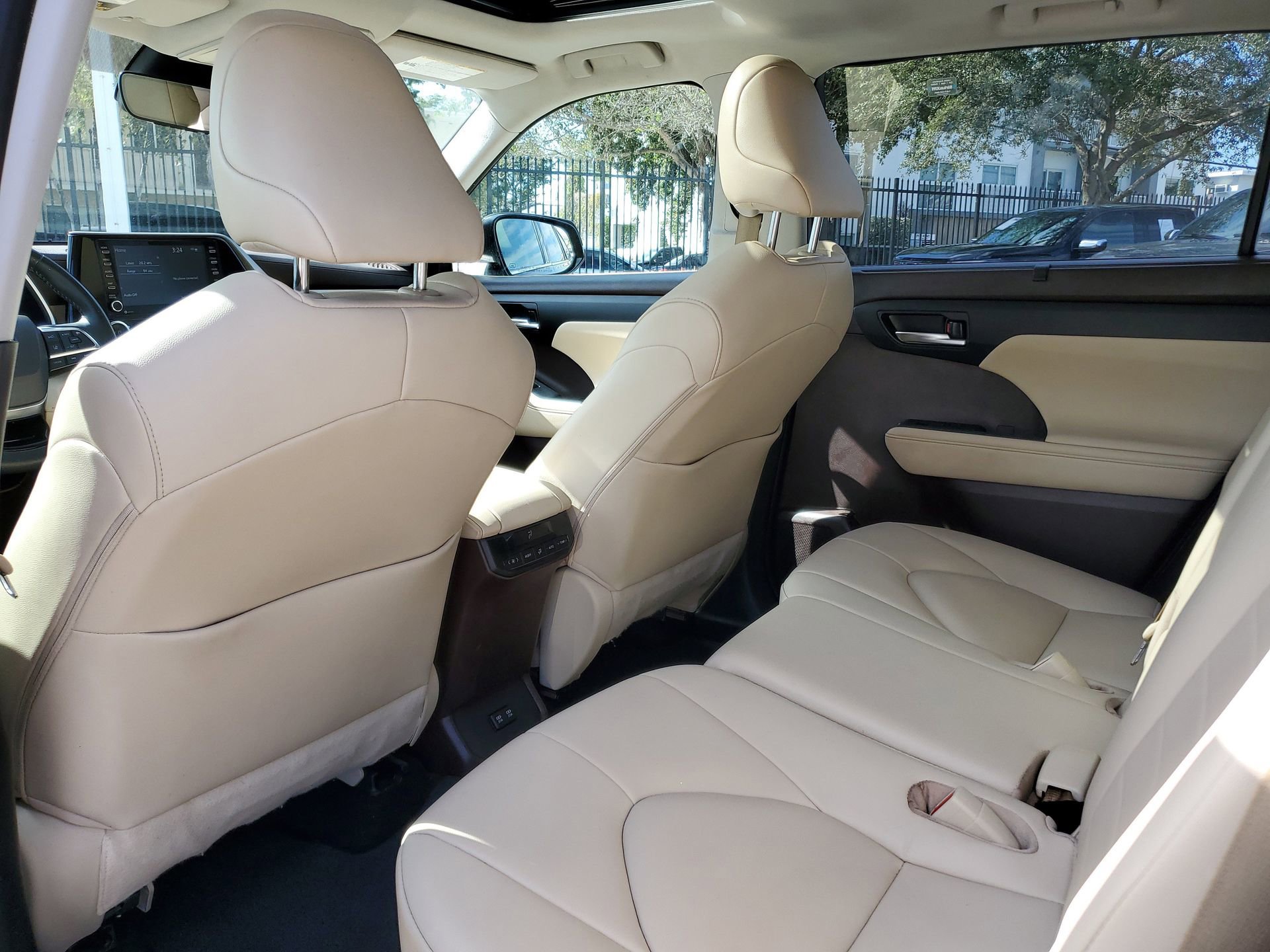 Used 2021 Toyota Highlander XLE image 11