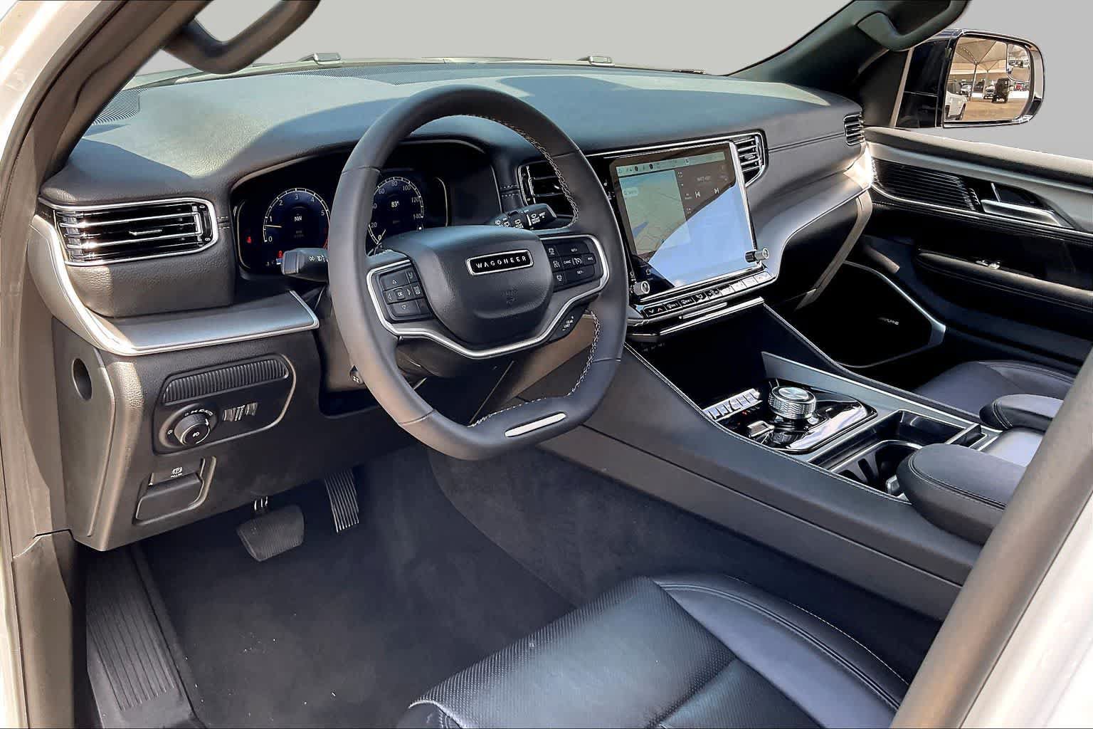 Used 2025 Jeep Wagoneer L Series II w/ 8-pass Seating Package AWD/4WD image 16