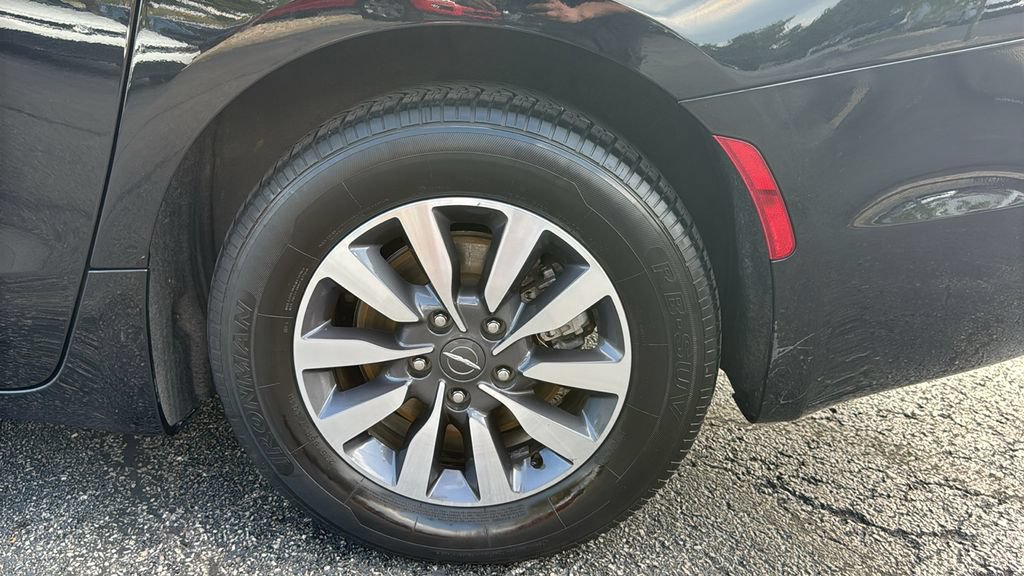 Used 2023 Chrysler Pacifica Touring-L FWD image 9
