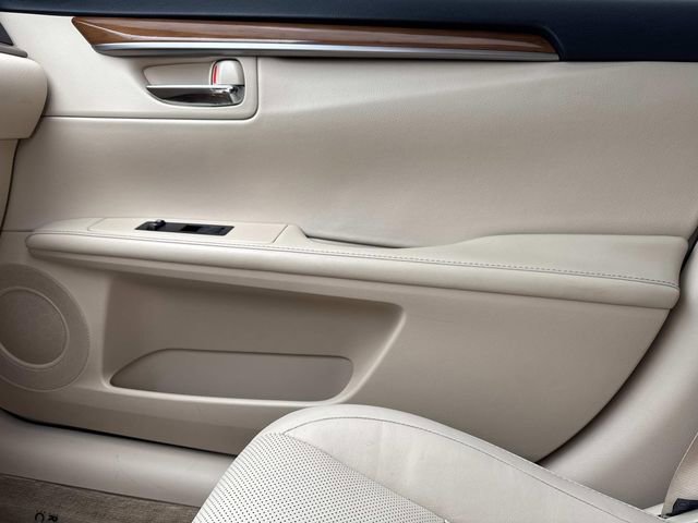 Used 2015 Lexus ES 300h w/ Navigation System Package FWD image 22