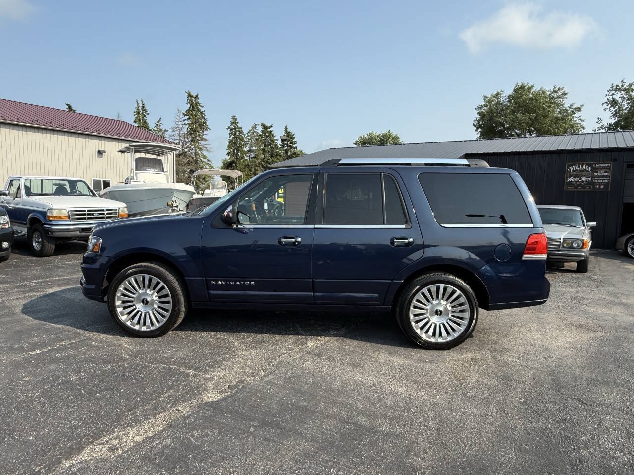 Used 2016 Lincoln Navigator Select AWD/4WD image 2