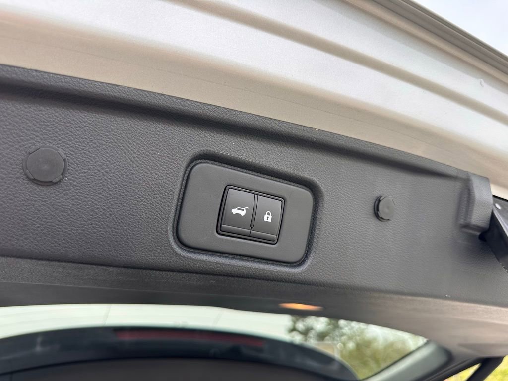 Used 2025 Nissan Pathfinder SV AWD/4WD image 40