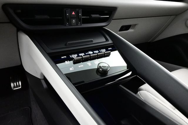 Certified 2025 Porsche Macan Turbo Electric AWD/4WD image 11