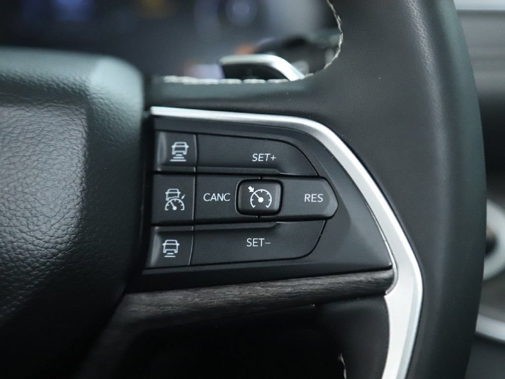Used 2023 Jeep Grand Cherokee L Limited AWD/4WD image 24