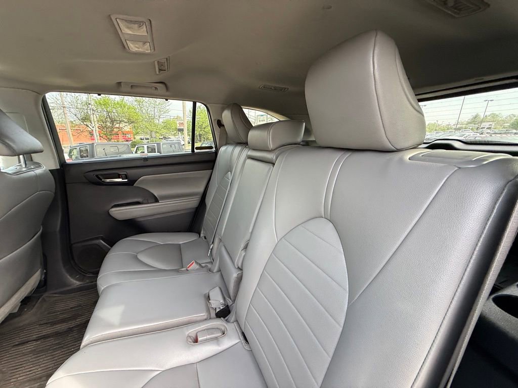 Used 2022 Toyota Highlander XLE AWD/4WD image 25