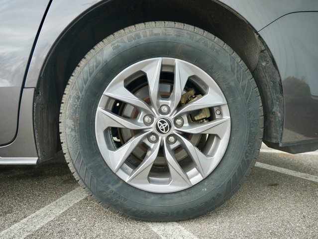 Used 2023 Toyota Sienna XLE image 30