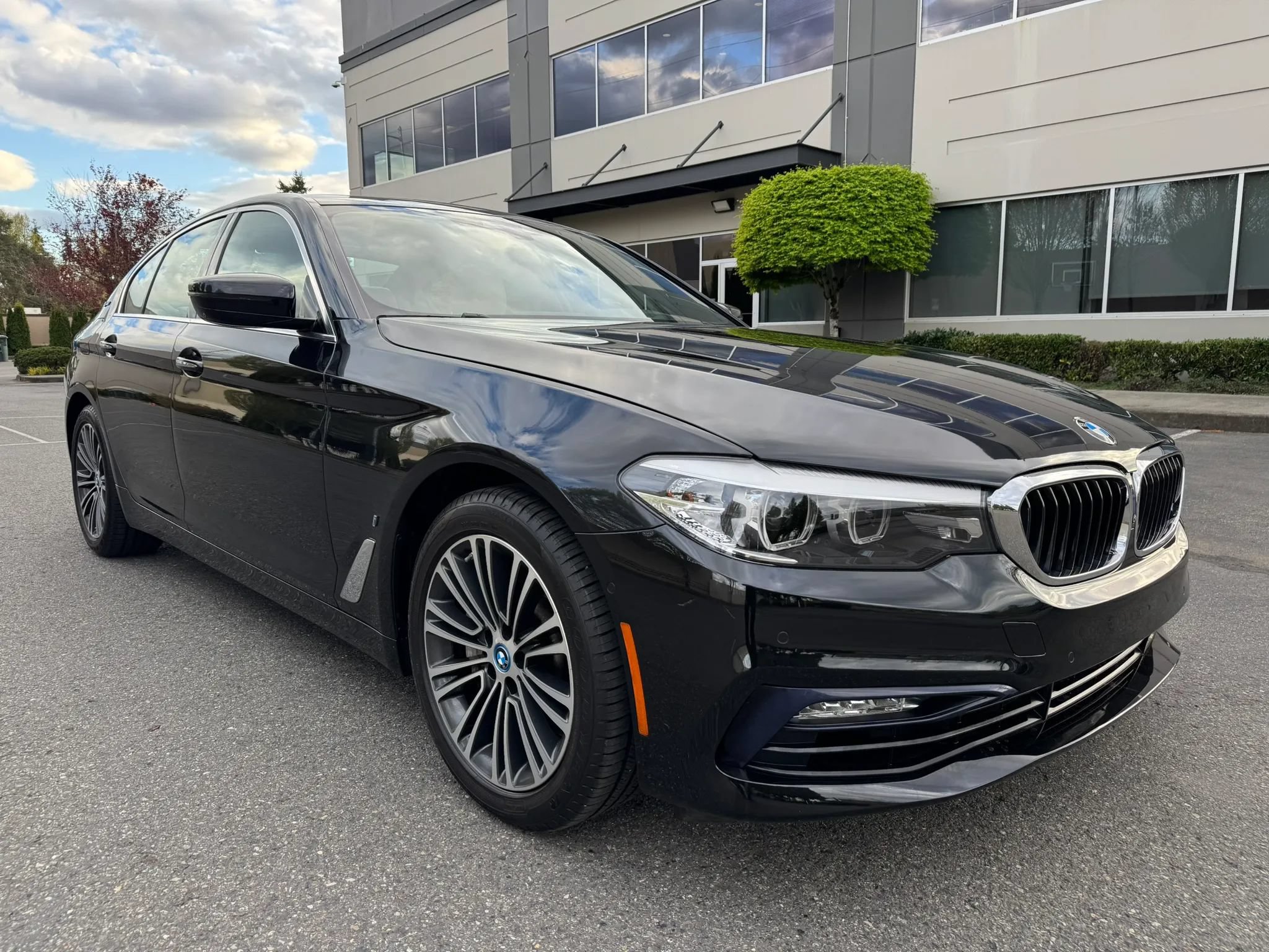 Used 2018 BMW 530e xDrive AWD/4WD image 2