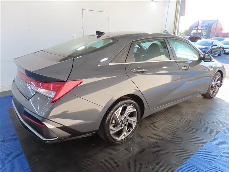 Used 2025 Hyundai Elantra SEL FWD image 12