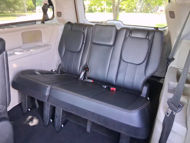 Used 2014 Chrysler Town & Country Touring FWD image 22