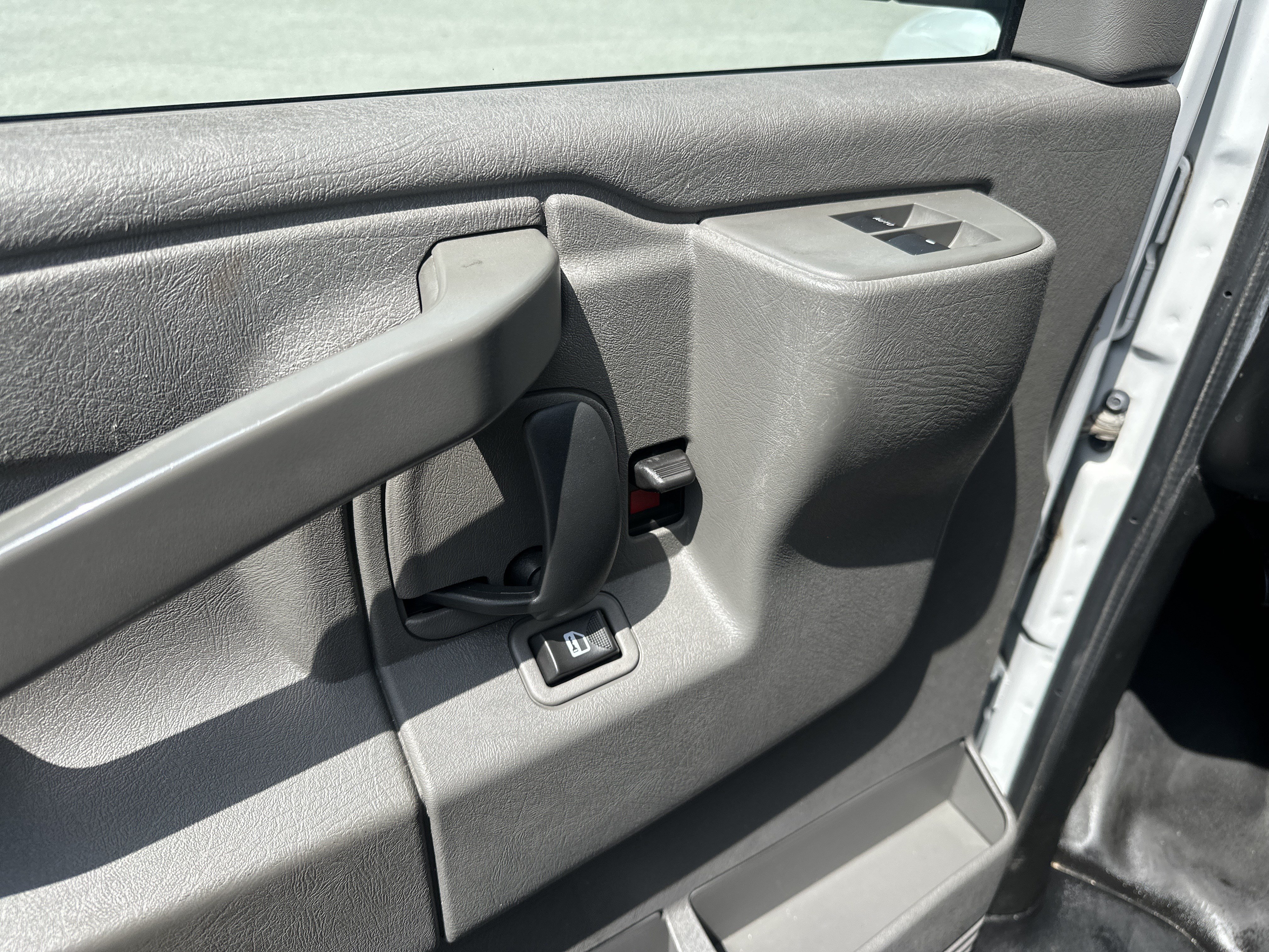 Used 2019 Chevrolet Express 3500 w/ Driver Convenience Package RWD image 13