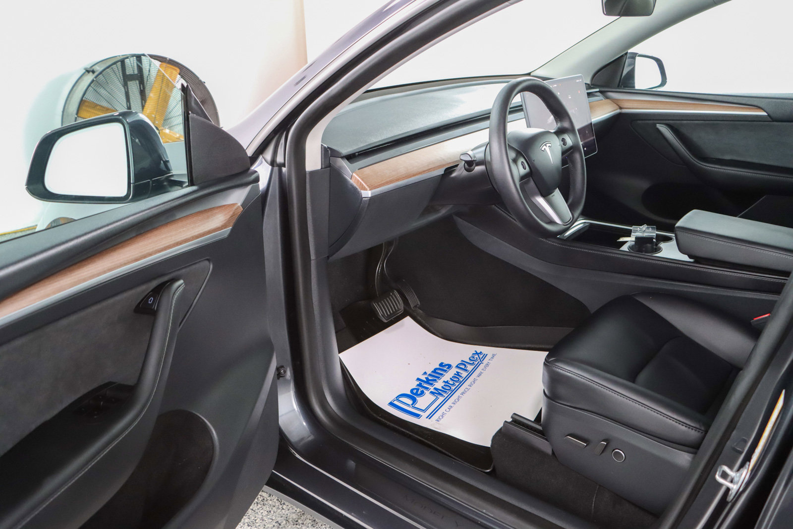 Used 2025 Tesla Model Y Long Range AWD/4WD image 3