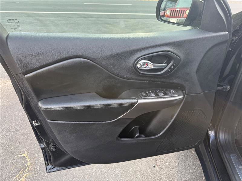 Used 2019 Jeep Cherokee Limited image 12