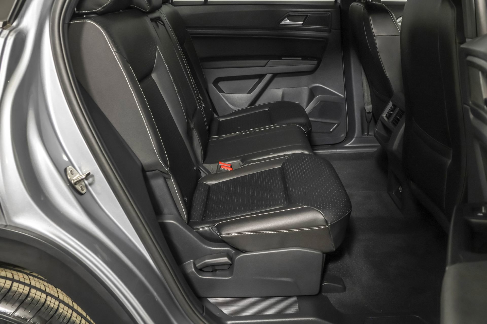 Used 2020 Volkswagen Atlas Cross Sport SE w/ Towing Package image 41