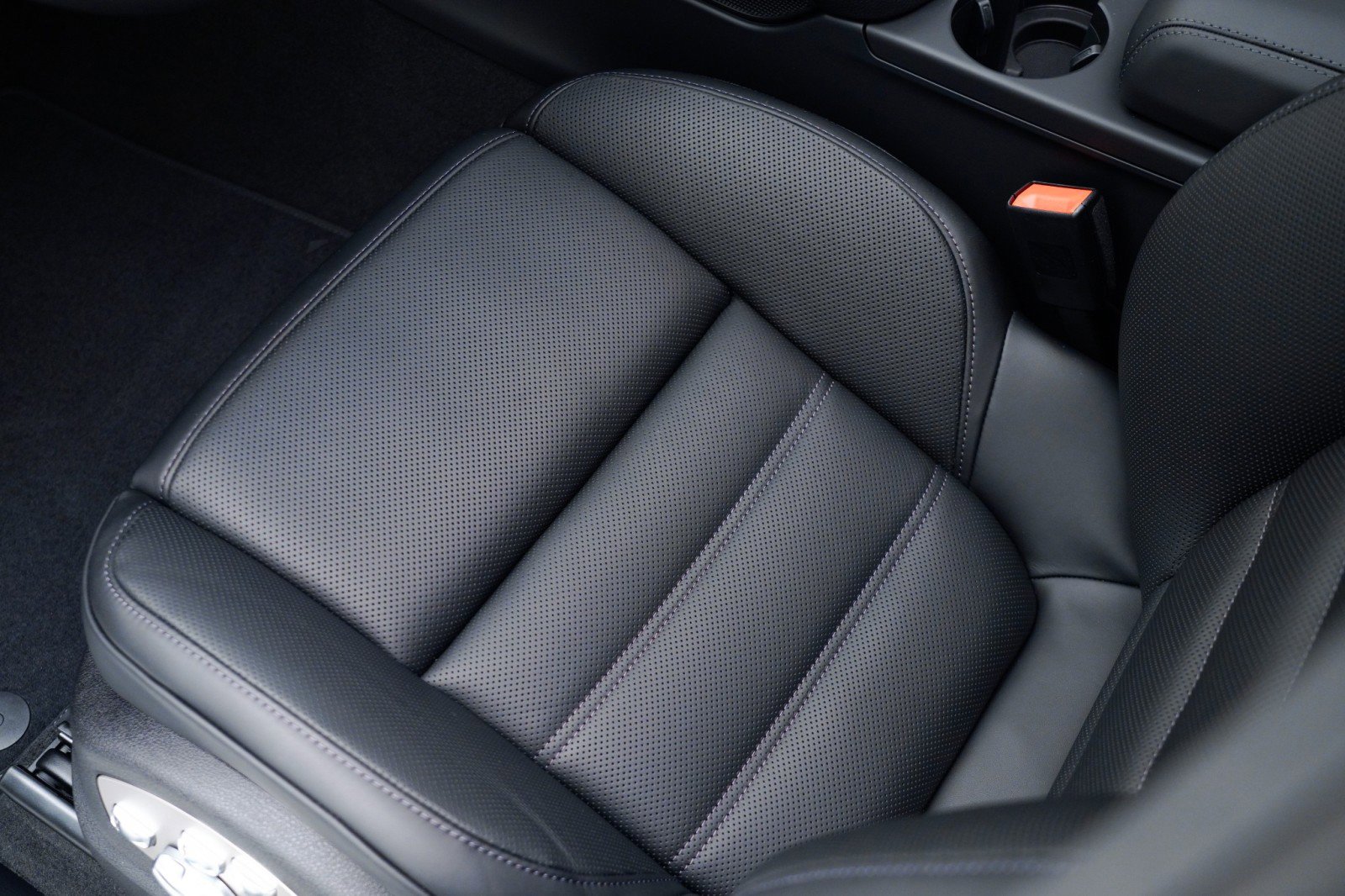 New 2026 Porsche Macan Turbo image 17