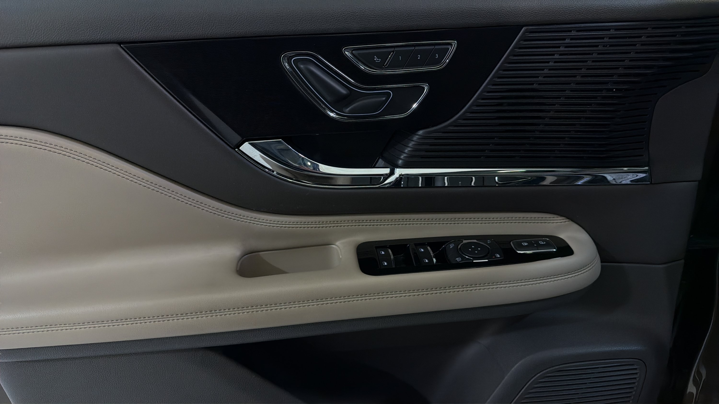 Used 2022 Lincoln Corsair Grand Touring AWD/4WD image 11